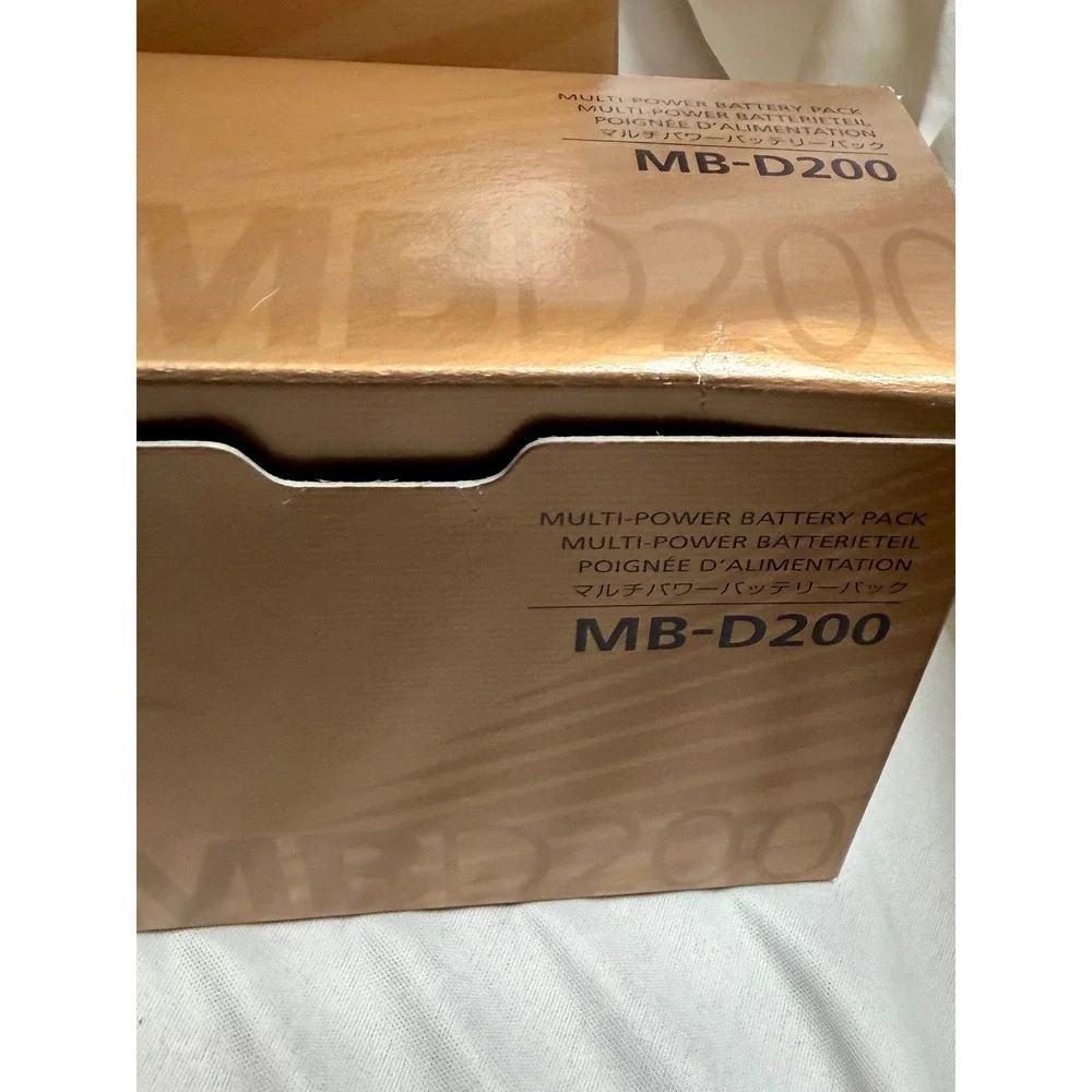 Nikon D200 DSLR Camera Nikkor 17-55mm f2.8G SB-800 Flash MB-D200 4 Boxes Only